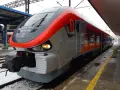 Nowoczesny pociąg Polregio na stacji, gotowy do podróży z Olsztyna do Warszawy.