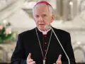 Arcybiskup krakowski w sutannie i piusce przemawia do wiernych.