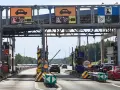 Na bramkach autostrady A4 widać znaki informujące o poborze opłat.