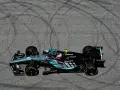 Coche de F1 Mercedes-AMG Petronas en el GP Austria, dejando marcas de neumáticos en el asfalto.