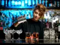 Barman w Warszawie przygotowuje drinki. Ciekawe, ile zarabia barman w Warszawie?