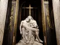 Kamienna Pieta w kościele, symbol cierpienia i miłości matczynej, przypomina o trudnych dniach powszednich i nadziei.