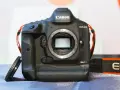 Profesjonalny aparat Canon EOS-1D Mark II, gotowy do pracy. Widoczny przebieg aparatu z obiektywem.