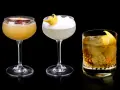 Trzy drinki: jeden z marakują, drugi z pianką i skórką cytryny, trzeci z lodem i skórką cytryny, każdy z nutą Cointreau.