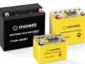 Trzy akumulatory motocyklowe Moretti: czarny YTX20L-BS(MF) i dwa żółte, w tym jeden z wyświetlaczem, jaki akumulator agm.