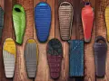 Vielfalt an Schlafsäcken für jeden Bedarf. Ein Schlafsack Inlett Test hilft bei der Auswahl des perfekten Begleiters für Outdoor-Abenteuer.