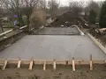 Budowa fundamentów: wylany beton, zbrojenie i szalunki. Jaki beton na fundament wybrać, by był trwały?