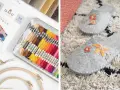 Fili colorati per ricamo a mano e pantofole grigie decorate con fiori ricamati.