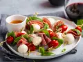 Szukasz odpowiedzi, czy mozzarella jest lekkostrawna? Te apetyczne szaszłyki z mozzarellą, pomidorkami i salami to dowód, że tak!