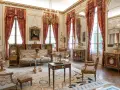 Salón del museo Nissim de Camondo, con tapices, muebles Luis XVI y un retrato.