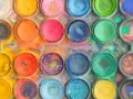 Paleta de acuarelas con colores vibrantes. Ideal para pintar sobre papel, cartón o cualquier superficie absorbente.