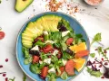 Insalata di avocado fresca con pomodorini, melograno, agrumi e formaggio blu.