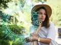 Kobieta w kapeluszu patrzy w dal, otoczona znakiem zodiaku. Wśród nich widać symbole Byka i Barana, sugerujące astrologiczne połączenie.
