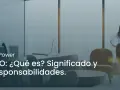 Mujer de pie en oficina moderna, con texto "CEO: ¿Qué es? Significado y Responsabilidades." Se exploran las 10 funciones de un CEO en la empresa.