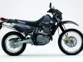 Suzuki DR650, gotowy na przygodę. Ten wszechstronny motocykl dual sport jest idealny do jazdy po mieście i w terenie.