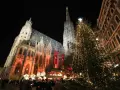 Świąteczna atmosfera w Wiedniu: majestatyczna katedra i rozświetlona choinka tworzą magiczny klimat Bożego Narodzenia w Austrii.
