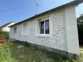 Façade de maison rénovée avec un enduit à la chaux imitant la pierre. Belle utilisation de la chaux pour un aspect authentique.