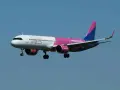 Samolot Wizzair z różowym ogonem i silnikami. Zastanawiasz się, ile kg bagaż podręczny Wizzair możesz zabrać?