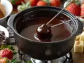 Idealne fondue czekoladowe? Zrób je w domu bez sprzętu!