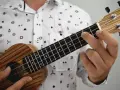 Dłoń dociska struny ukulele, tworząc akord. To jak czytanie tabulatury na gitarze, tylko na mniejszym instrumencie.