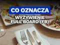 Co to znaczy wyżywienie full board (FB)? Talerze z jedzeniem i nakrycie stołu sugerują pełne wyżywienie.