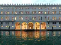 Palazzo Tedeschi a Venezia, con le sue arcate illuminate e il riflesso sull'acqua, evoca un'atmosfera magica.