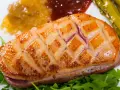 Magret de pato perfectamente cocinado, con piel crujiente y jugoso por dentro, acompañado de espárragos y compota.