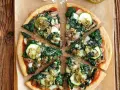 Pyszna pizza ze szpinakiem, cukinią i pieczarkami, polana zielonym pesto. Idealna na lekki obiad.