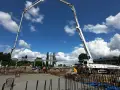 Betonowanie fundamentów pod nową inwestycję. **Inspektor nadzoru inwestorskiego** czuwa nad prawidłowym przebiegiem prac budowlanych.