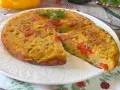 Herzhafte Frittata mit Gemüse, zubereitet in der frittata pfanne oder ofen, garniert mit Basilikum.