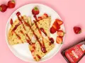 Zarte crepes ohne zucker, garniert mit frischen Erdbeeren und Erdbeer-Topping. Ein Genuss für alle, die es süß, aber zuckerarm mögen.