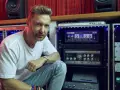 David Guetta w studiu, otoczony sprzętem, gdzie powstają jego hity.