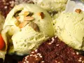 Veganes Eis selber machen: Cremiges Pistazieneis mit Nüssen und Schokostückchen, garniert mit Physalis.