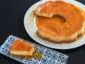 Un delizioso latte alla portoghese, con una fetta servita su un piatto decorato.