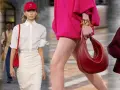 Modelli con borse rosse: idee su come abbinare una borsa rossa per un look audace e chic.