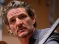 Pedro Pascal, znany z wielu filmów, seriali i programów, gra na wiolonczeli.
