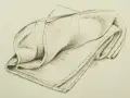 Dessin au crayon d'un drapé de tissu, montrant les plis et les textures avec des ombres subtiles.