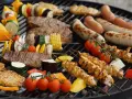 ¡Qué rico! Carne, salchichas y verduras listas para hacer una barbacoa.