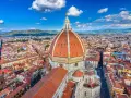 Widok na kopułę Duomo i miasto Florencja. W tle wzgórza Toskanii. To miejsce to prawdziwy florenckie muzeum pod gołym niebem.