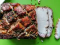 Arrosto di lonza di maiale con crosta croccante e erbe aromatiche, pronto per essere gustato. Ottima tra le lonza di maiale ricette.