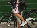 Person på elcykel, redo att cykla snabbt. Frågan är hur snabbt får en elcykel gå?