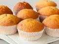 Puszyste muffinki, idealne na każdy dzień. Ten przepis na wilgotne i puszyste muffinki sprawi, że będą smakować wyśmienicie.