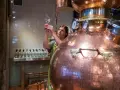 Frau prüft mit einem Glas die Qualität des Destillats. Dies ist ein Schritt, wie wird Gin hergestellt, in einer Kupferbrennerei.