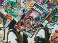 Kolekcja komiksów Marvela, w tym "The Uncanny X-Men" i "Deadpool", leży na dywanie. Idealne dla tych, którzy chcą wiedzieć, jak czytać komiksy Marvela.