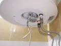 Dettaglio del termostato e dei collegamenti di uno scaldabagno, utile per capire se il termostato dello scaldabagno è rotto.