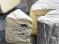 Kawałek sera pleśniowego z niebieskimi żyłkami. Czy ser pleśniowy może spleśnieć? Tak, ale ta pleśń jest jego częścią.