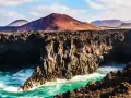 Wulkaniczne klify na Lanzarote, turkusowe morze i malownicze góry. Idealna pogoda na odkrywanie wyspy.