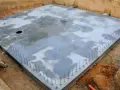 Betonowa płyta fundamentowa z zbrojeniem, gotowa do dalszych prac. Podbijanie fundamentów cena zależy od wielu czynników.