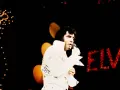 Elvis Presley singt in Hawaii, sein Name leuchtet in roten Lichtern.