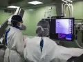 Lekarze analizują obraz z koronarografii na monitorze w sali operacyjnej.